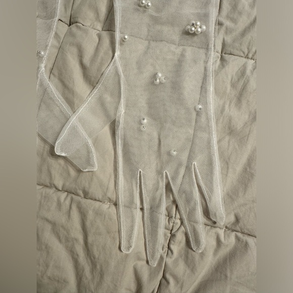 VOIR bride gloves Nika in Small. Excellent condition. White with pearl beads - Picture 7 of 8